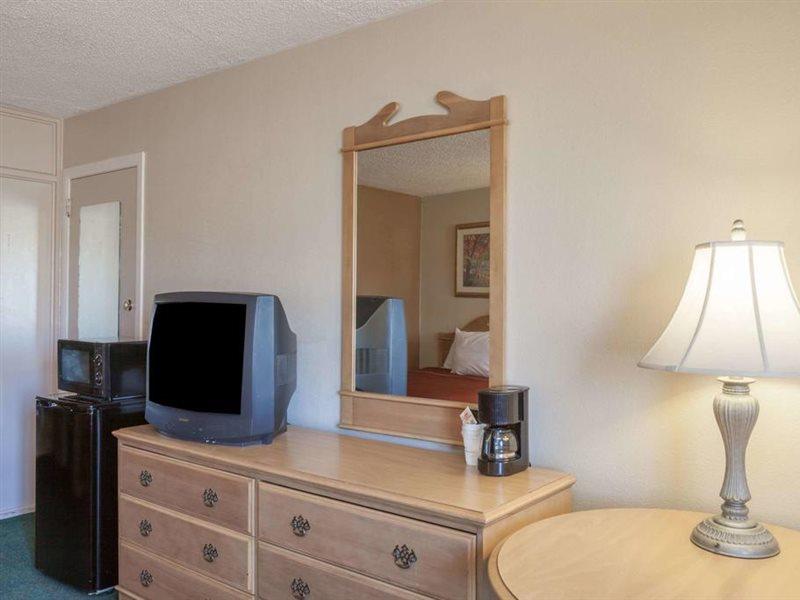 Howard Johnson By Wyndham Bakersfield Exteriér fotografie