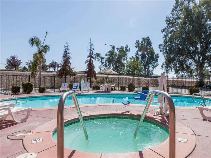 Howard Johnson By Wyndham Bakersfield Exteriér fotografie