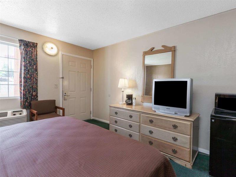 Howard Johnson By Wyndham Bakersfield Exteriér fotografie