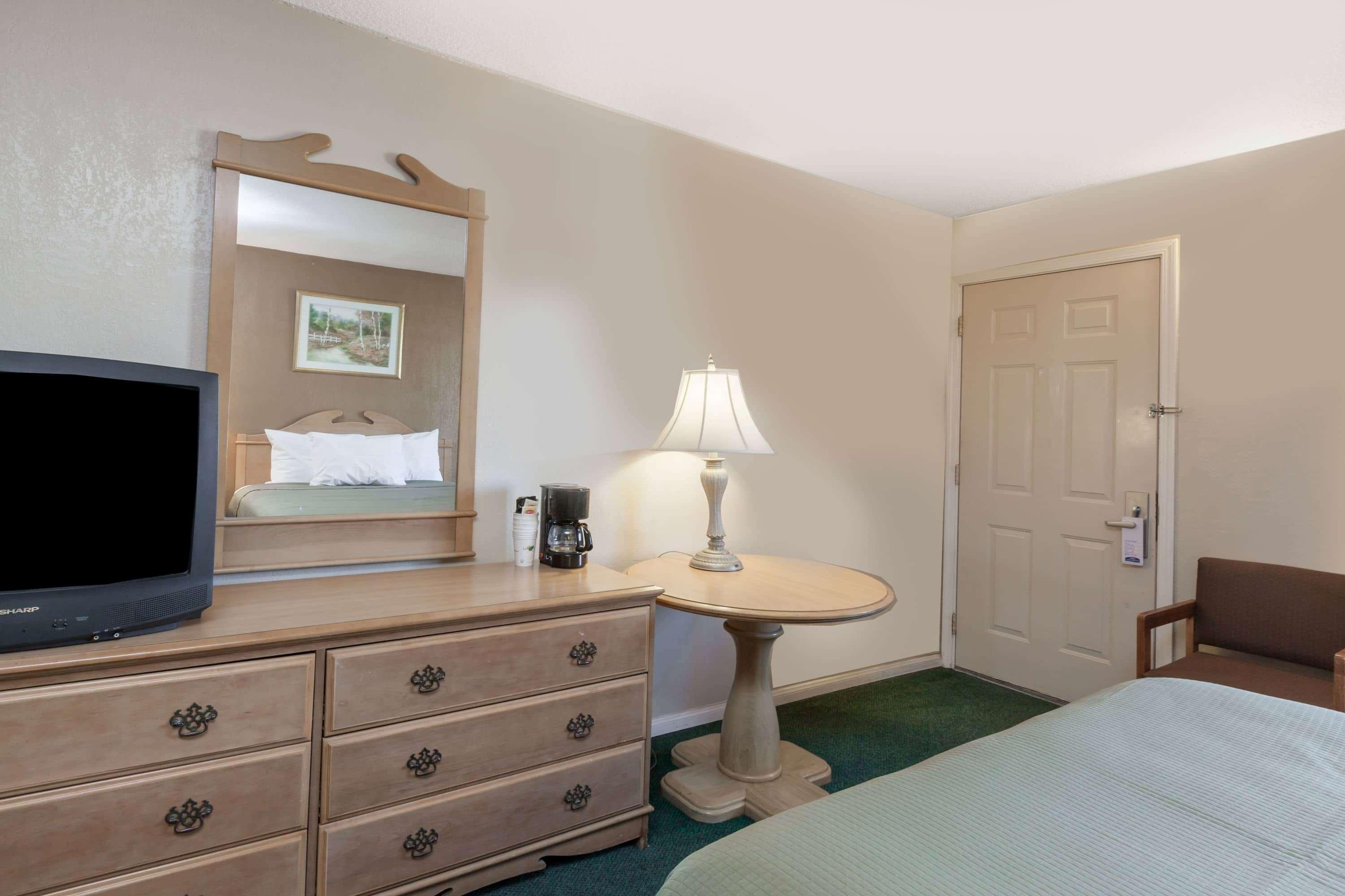 Howard Johnson By Wyndham Bakersfield Exteriér fotografie