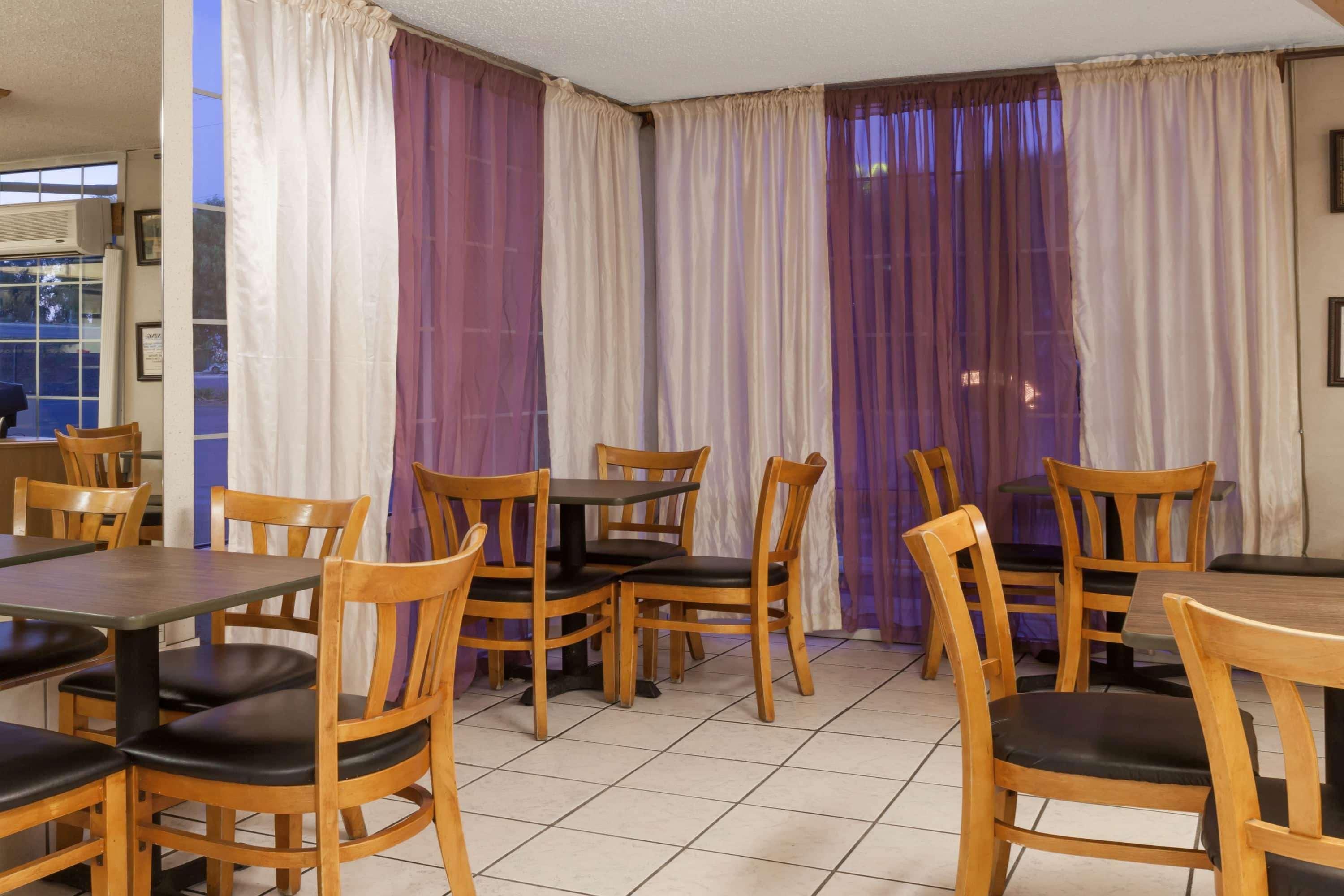 Howard Johnson By Wyndham Bakersfield Exteriér fotografie